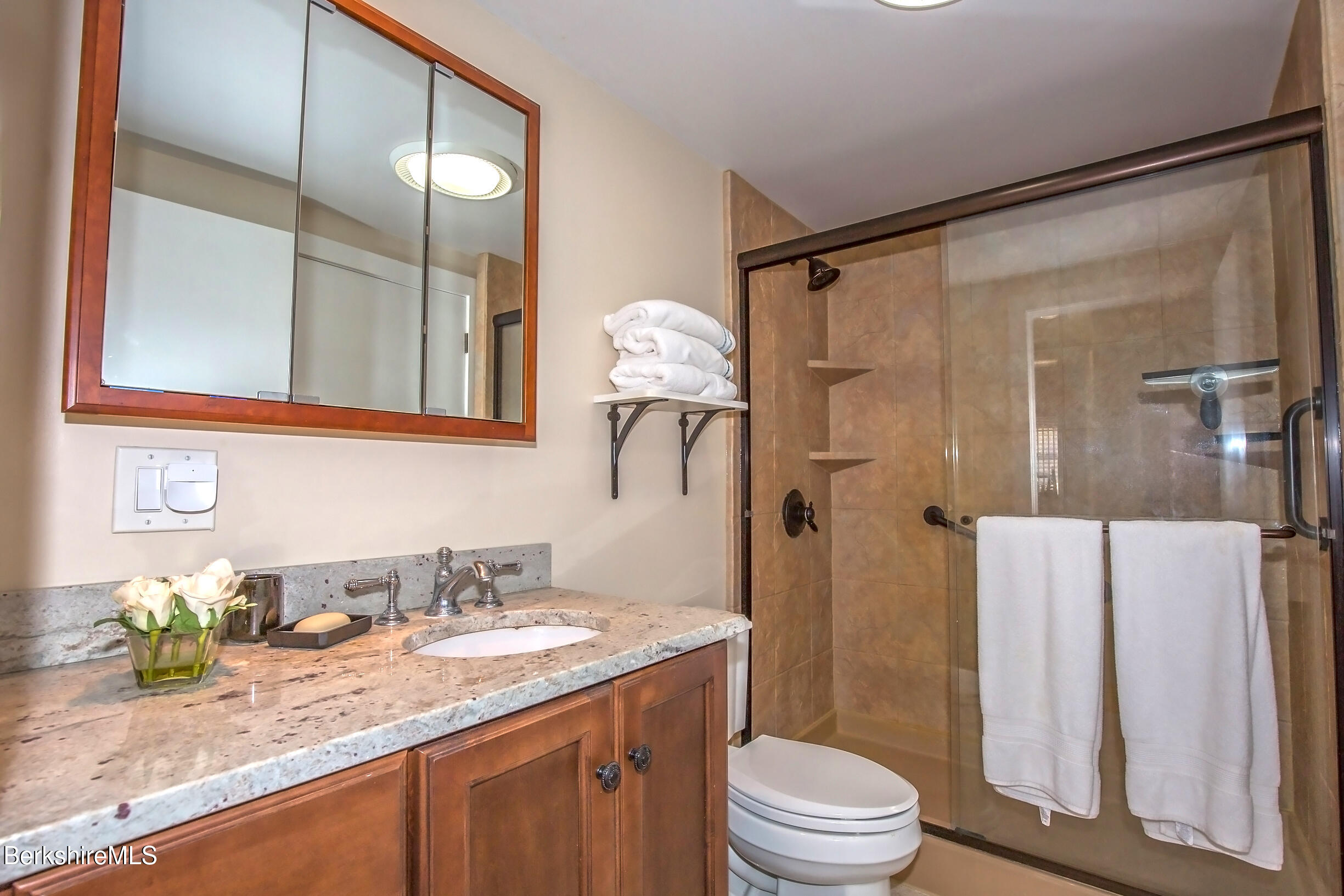 2 Wallace Road, Unit 2E Stockbridge, MA 01262 - Photo 22 of 50 1st flr full bath