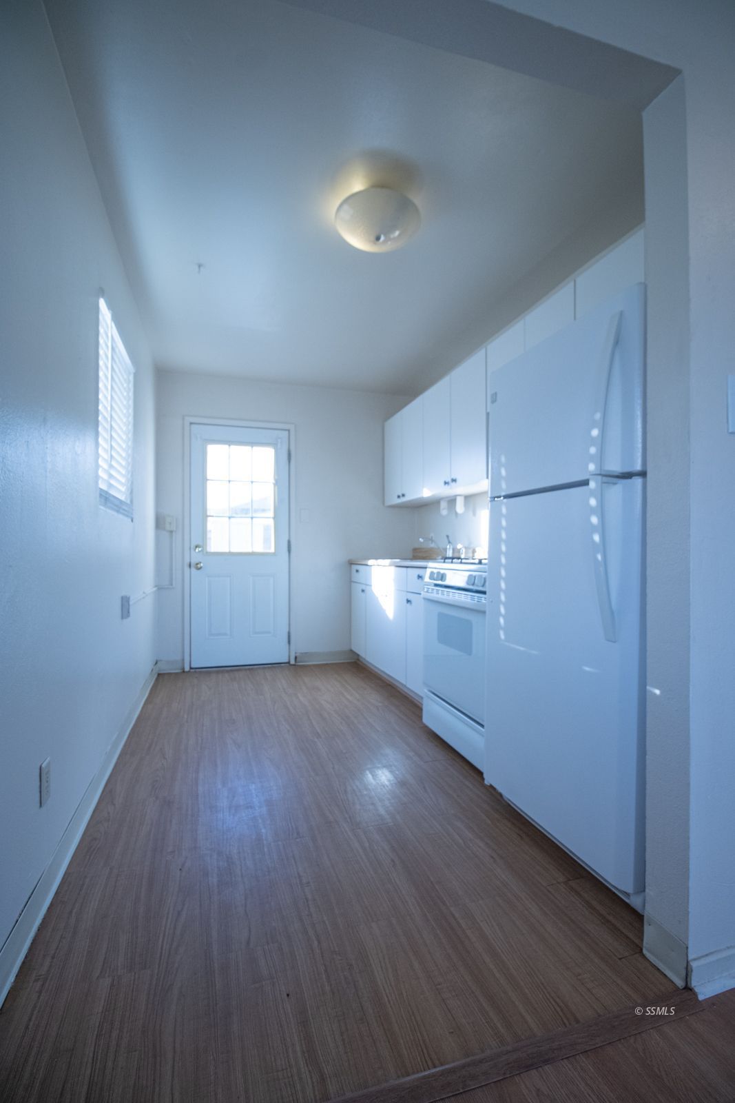 1621 Sims Street Ridgecrest, CA 93555 - Photo 10 of 24 an empty room with windows and cabinet