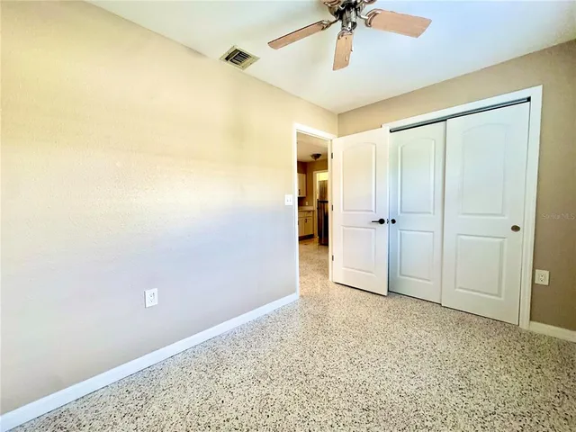 a view of empty room with a ceiling fan