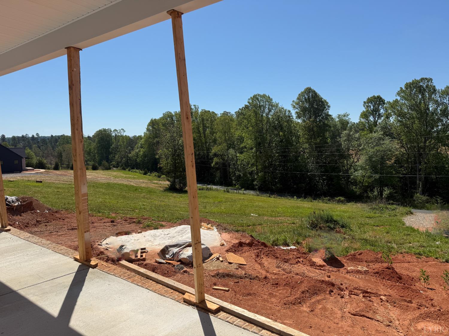 9009 Stonewall Road Appomattox, VA 24522 - Photo 4 of 38 a backyard of a house with lots of green space