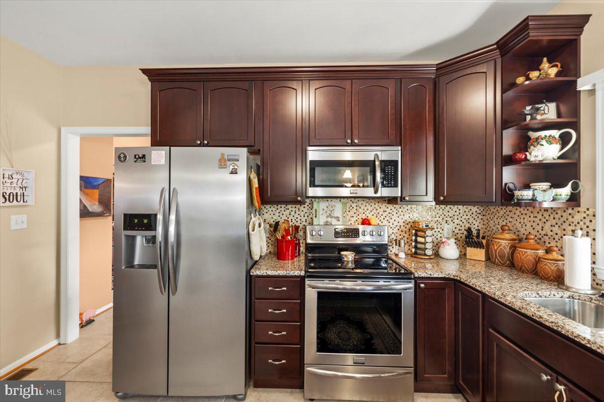 334 Friendship Lane Gettysburg, PA 17325 - Photo 25 of 64 a kitchen with stainless steel appliances granite countertop a refrigerator and a stove top oven