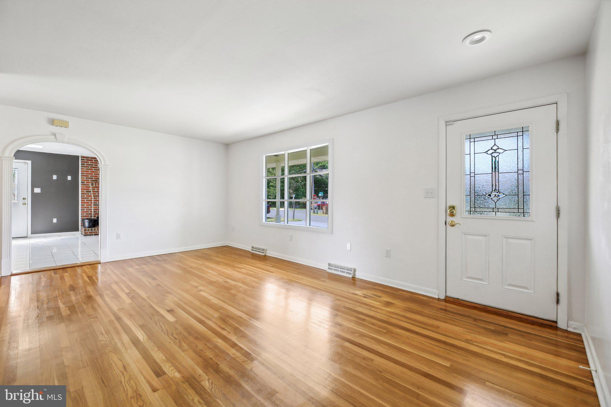 48 Johnson Road Pasadena, MD 21122 - Photo 4 of 38 Living Room