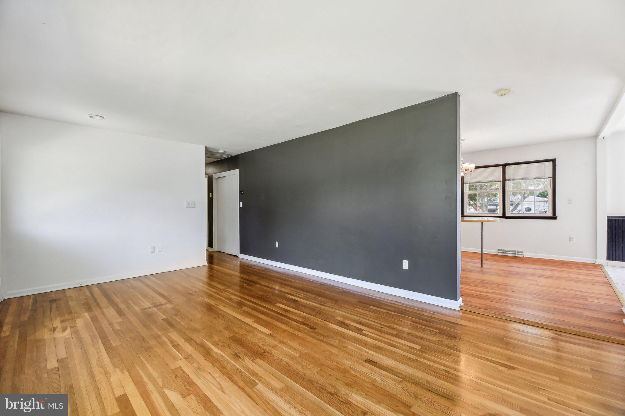 48 Johnson Road Pasadena, MD 21122 - Photo 8 of 38 Living Room