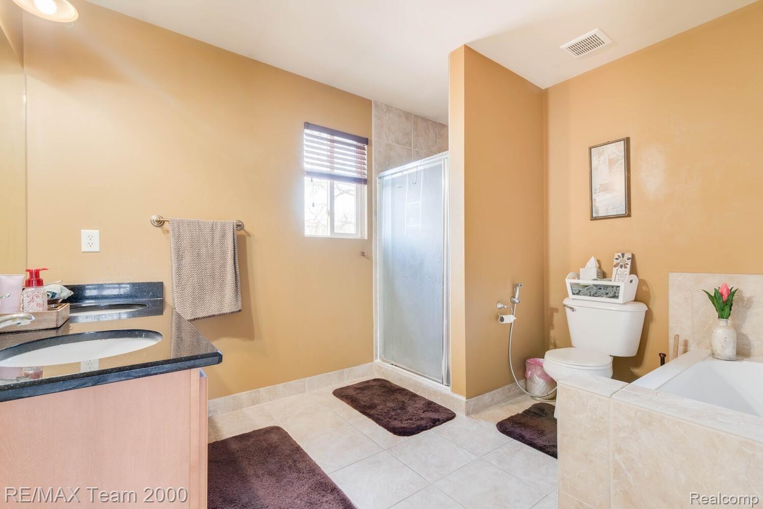 828 Golf Ridge Circle Dundee, MI 48131 - Photo 24 of 37 27_Master_Bathroom_mls.jpg
