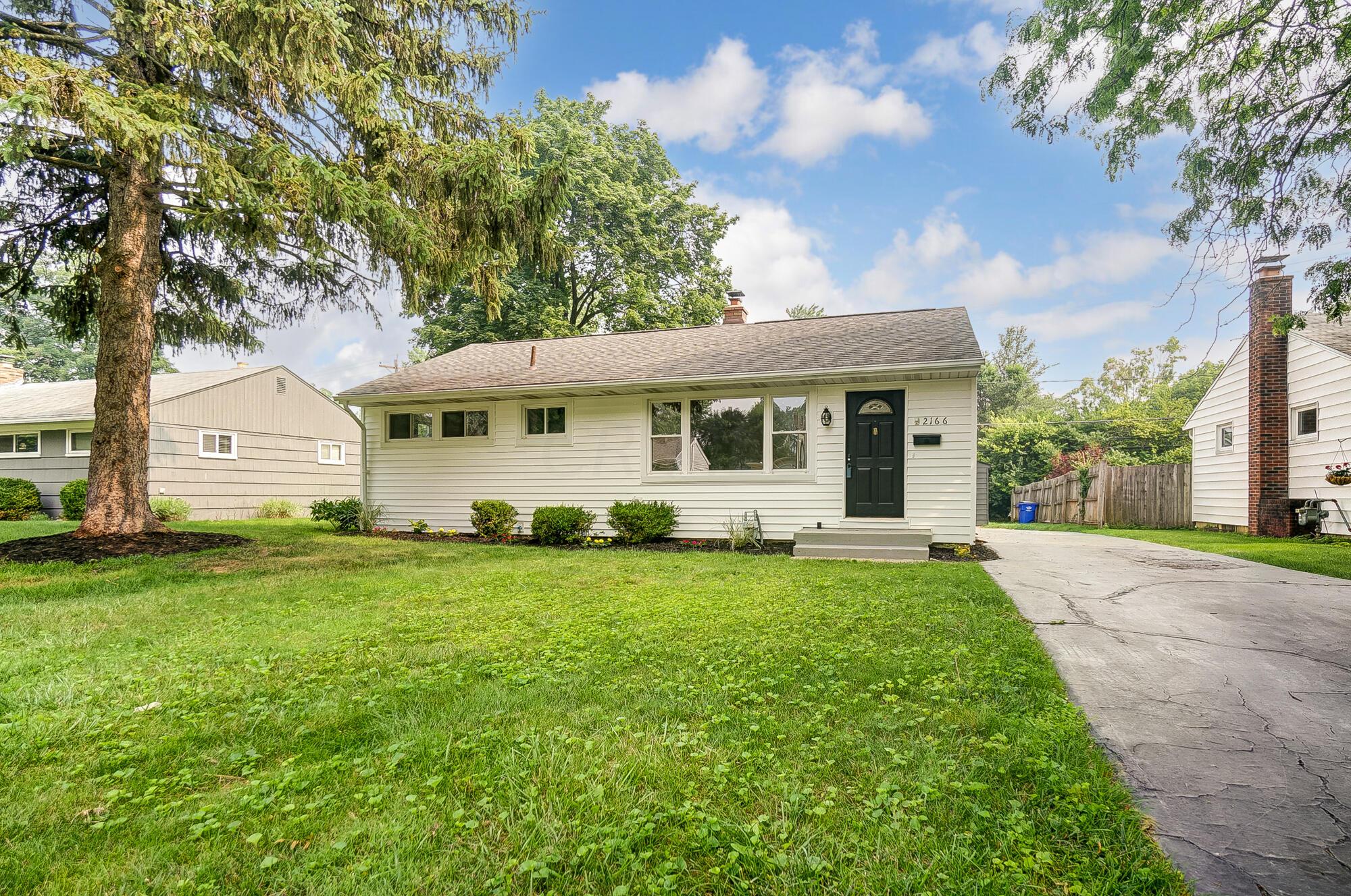 2166 Edgevale Road Columbus, OH 43221 - Photo 2 of 34 003