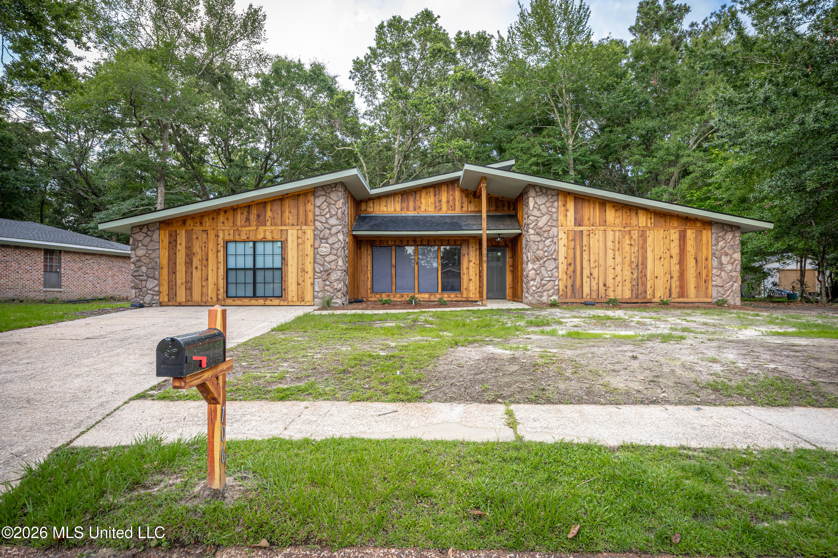 106 Booth Circle Ocean Springs, MS 39564 - Photo 2 of 42 IMG_0505