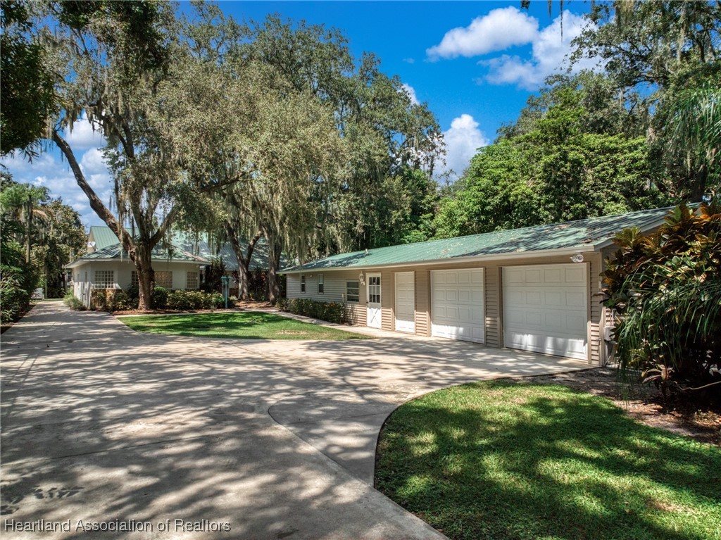 1630 Sentinel Road Sebring, FL 33875 - Photo 1 of 48 A private, tranquil setting surrounded by lovely oak trees and long driveway