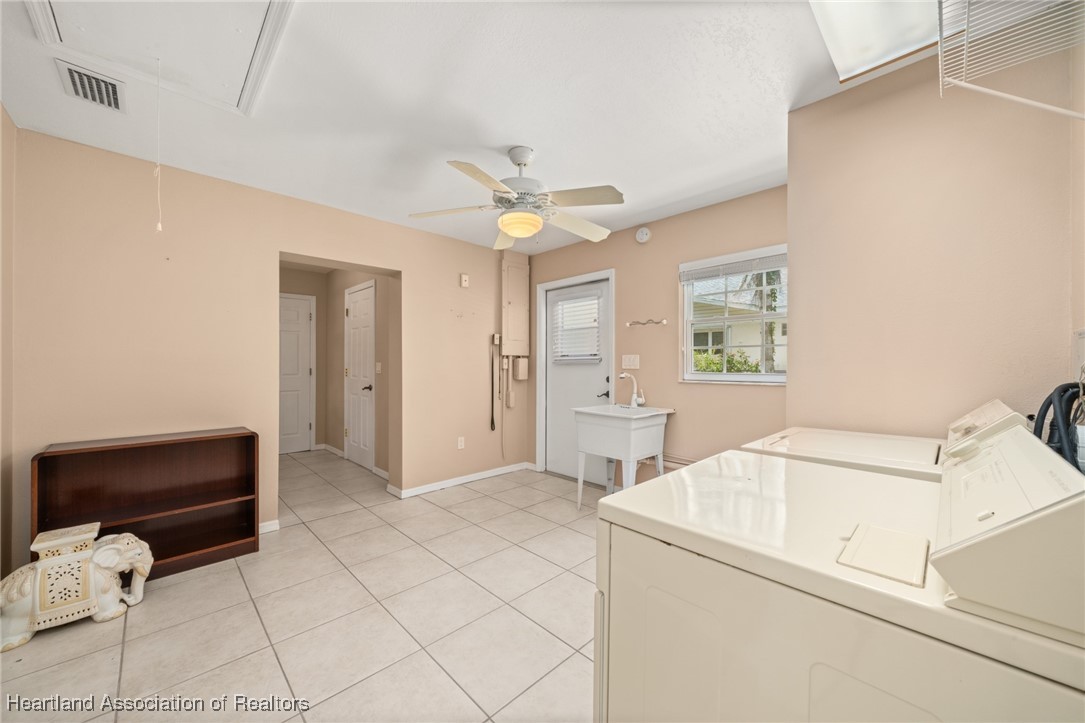 1630 Sentinel Road Sebring, FL 33875 - Photo 23 of 48 Large laundry room, just off the kitchen, with Butler's pantry