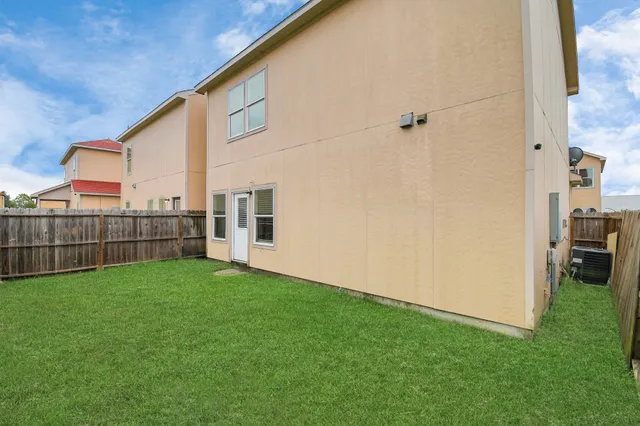 a view of a backyard