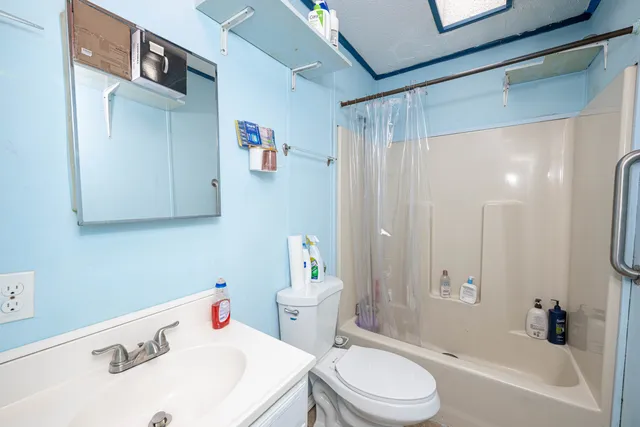 a view of a livingroom with furniture