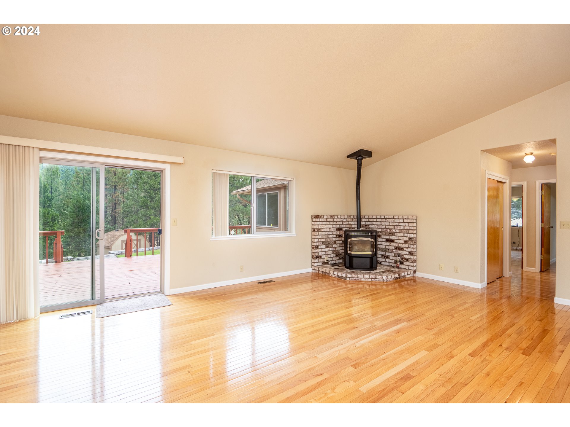 6600 Tunnel Loop Road Grants Pass, OR 97526 - Photo 11 of 43 a view of empty room with floor to ceiling window