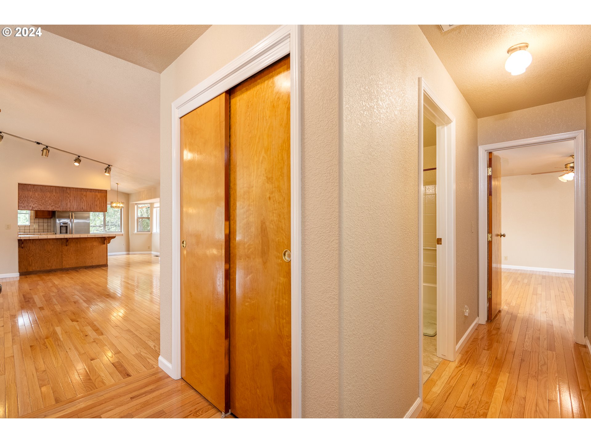 6600 Tunnel Loop Road Grants Pass, OR 97526 - Photo 19 of 43 a view of hallway with a large window