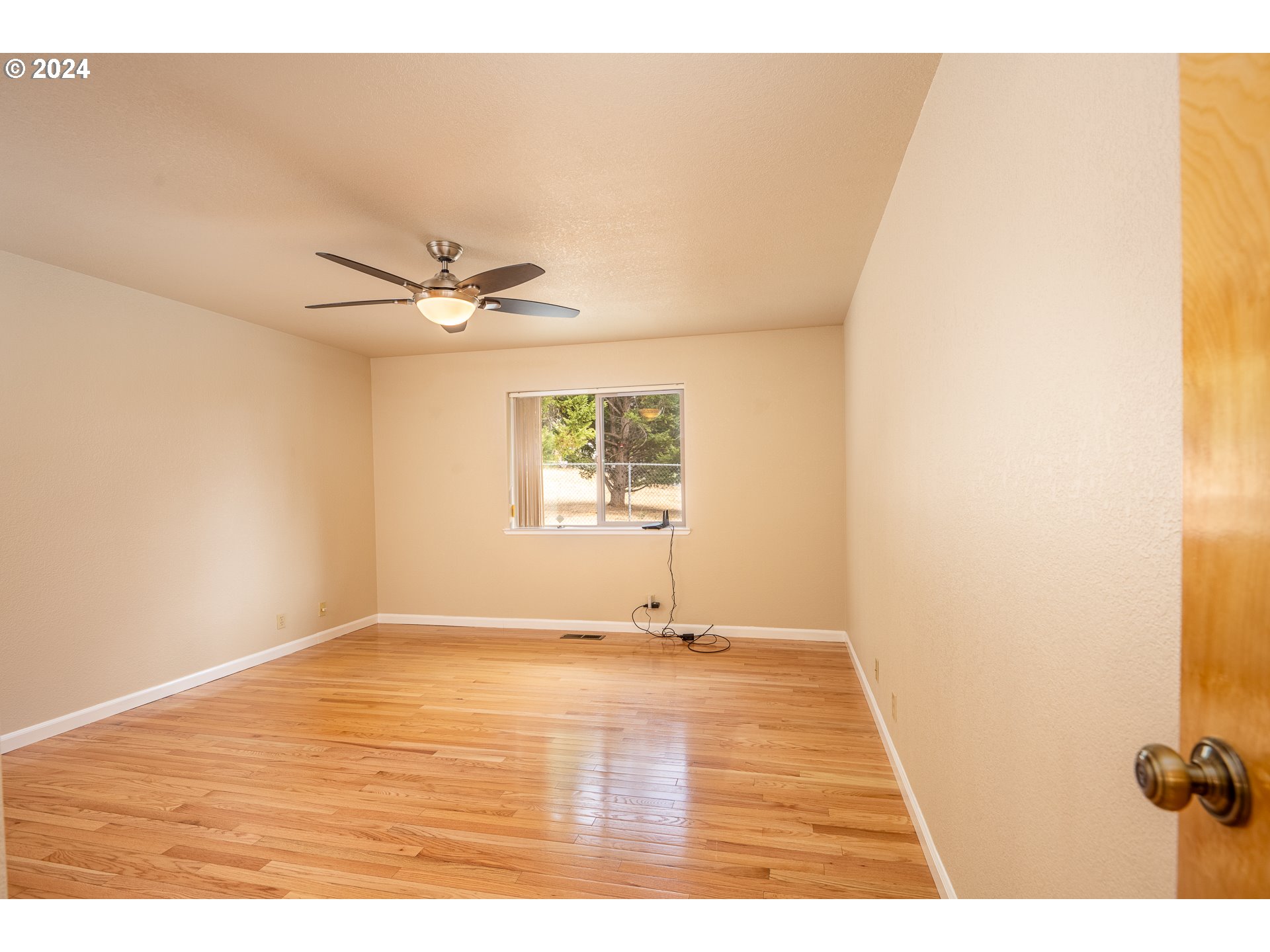 6600 Tunnel Loop Road Grants Pass, OR 97526 - Photo 25 of 43 a view of an empty room