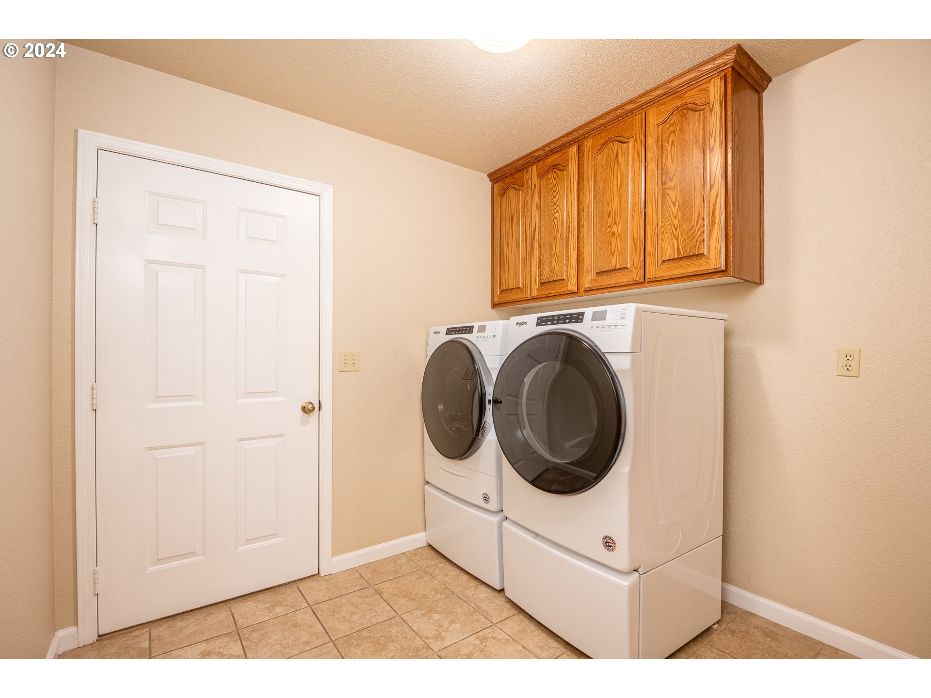 6600 Tunnel Loop Road Grants Pass, OR 97526 - Photo 30 of 43 a utility room with dryer and washer