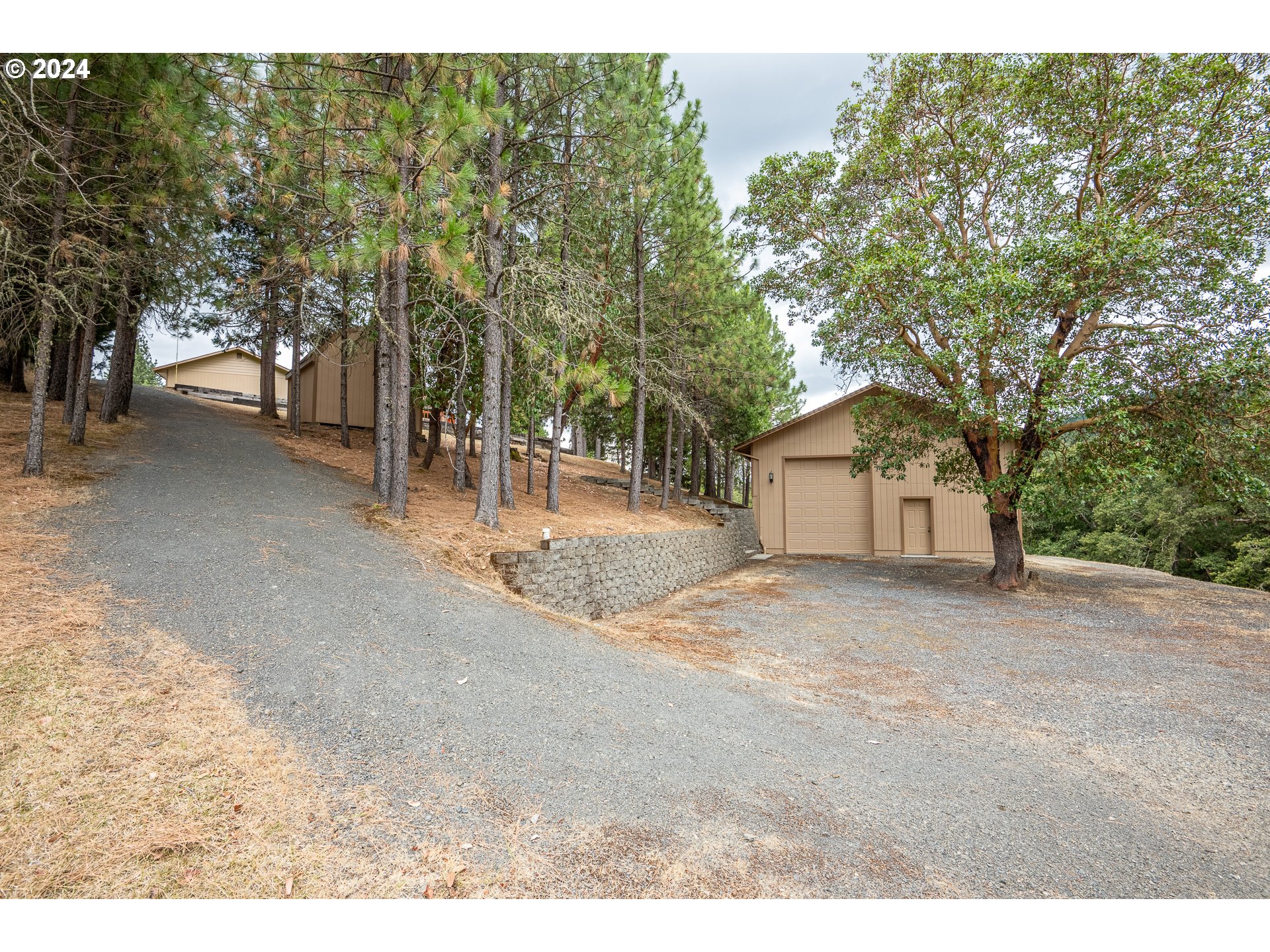 6600 Tunnel Loop Road Grants Pass, OR 97526 - Photo 37 of 43 a view of a house with a outdoor space