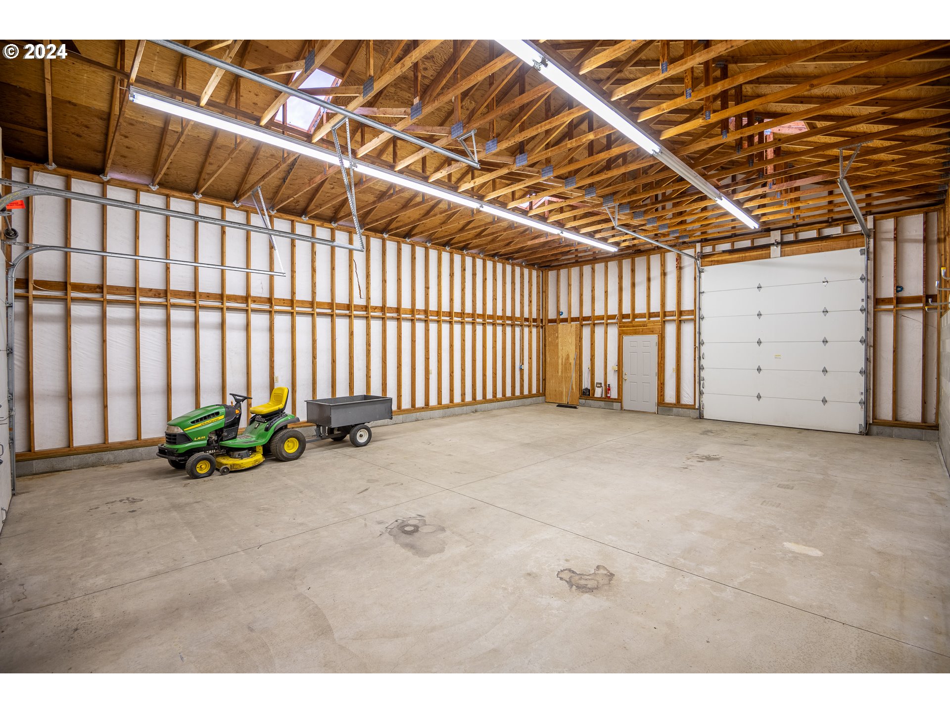 6600 Tunnel Loop Road Grants Pass, OR 97526 - Photo 39 of 43 a view of a room with furniture