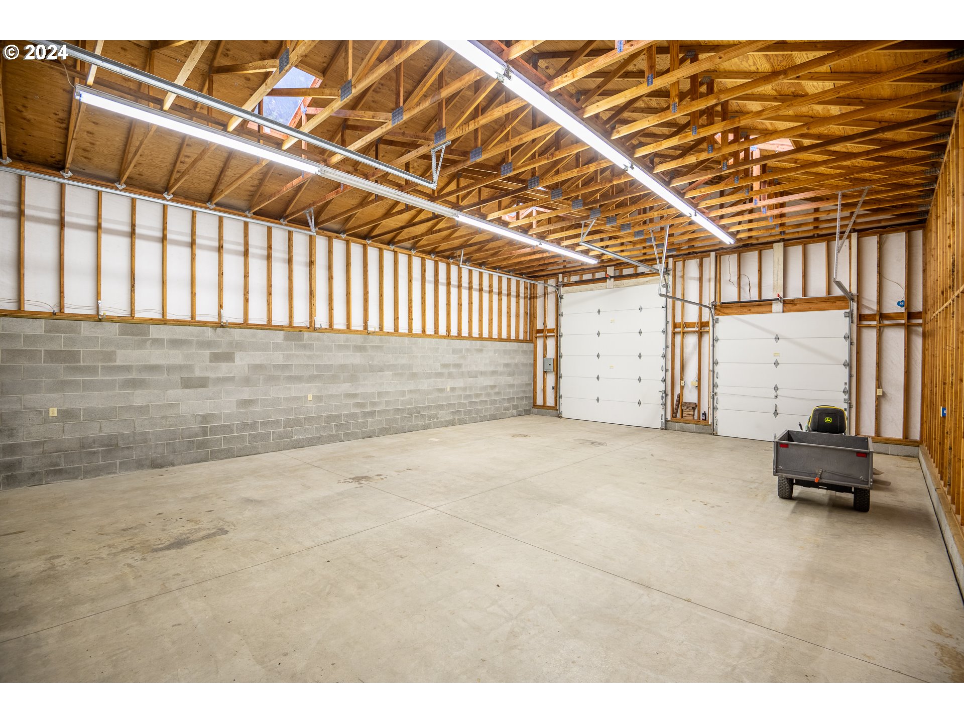 6600 Tunnel Loop Road Grants Pass, OR 97526 - Photo 40 of 43 a view of a room with gym equipment