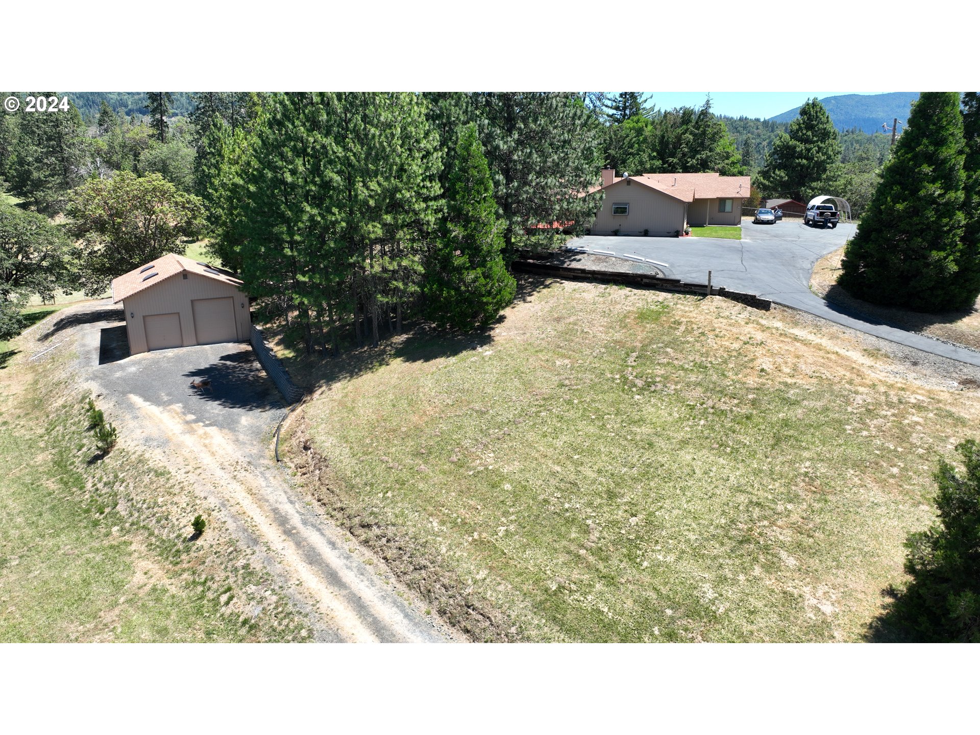6600 Tunnel Loop Road Grants Pass, OR 97526 - Photo 41 of 43 a balcony with table and chairs