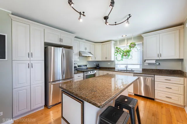 $350,000 | 2390 Wexford Lane, Lake In The Hills, IL 60156