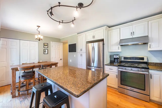 $350,000 | 2390 Wexford Lane, Lake In The Hills, IL 60156