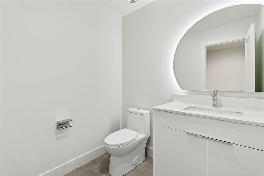 7619 Robin Road Dallas, TX 75209 - Photo 37 of 40 a bathroom with a toilet a sink and mirror