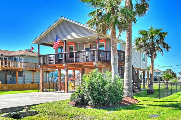a front view of house with yard and entertaining space