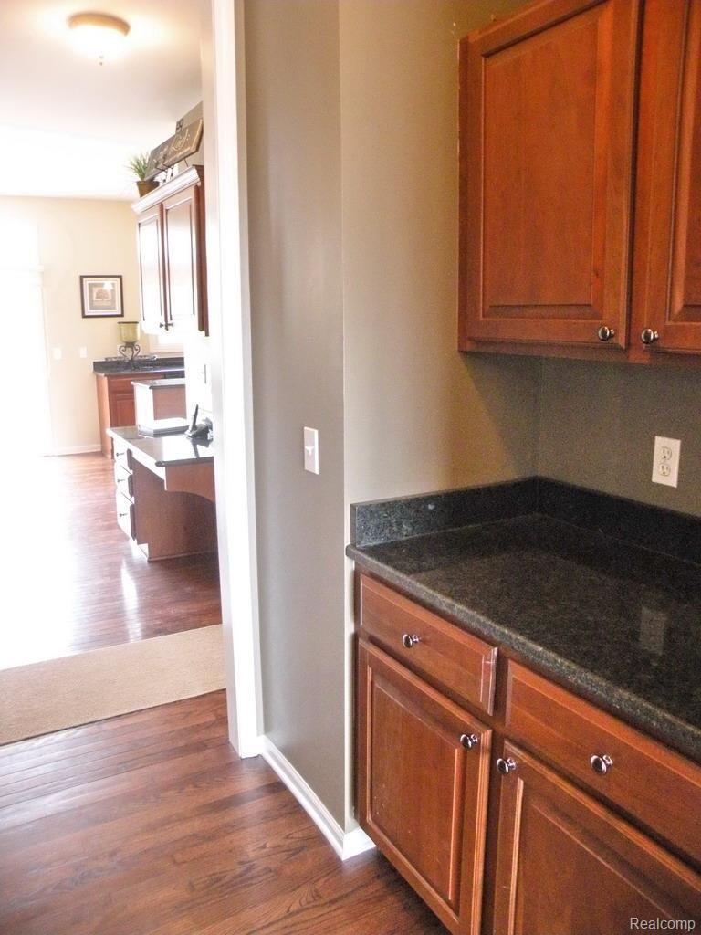 4159 Wincrest Lane Rochester, MI 48306 - Photo 6 of 35 Butler's Pantry