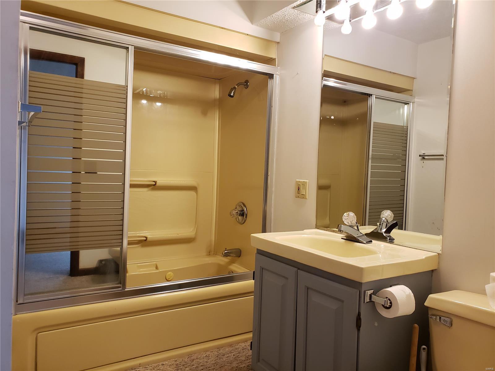 1001 West County Road Jerseyville, IL 62052 - Photo 28 of 32 Gallery Image 28