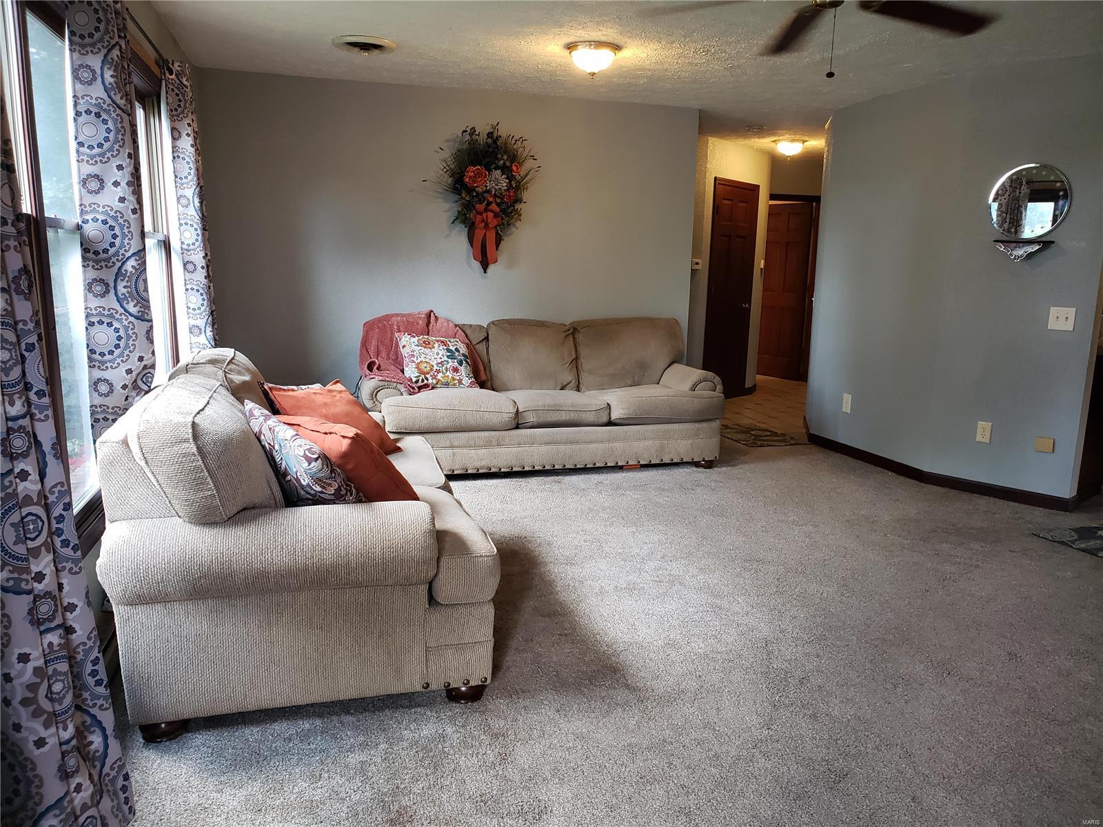 1001 West County Road Jerseyville, IL 62052 - Photo 4 of 32 Gallery Image 4