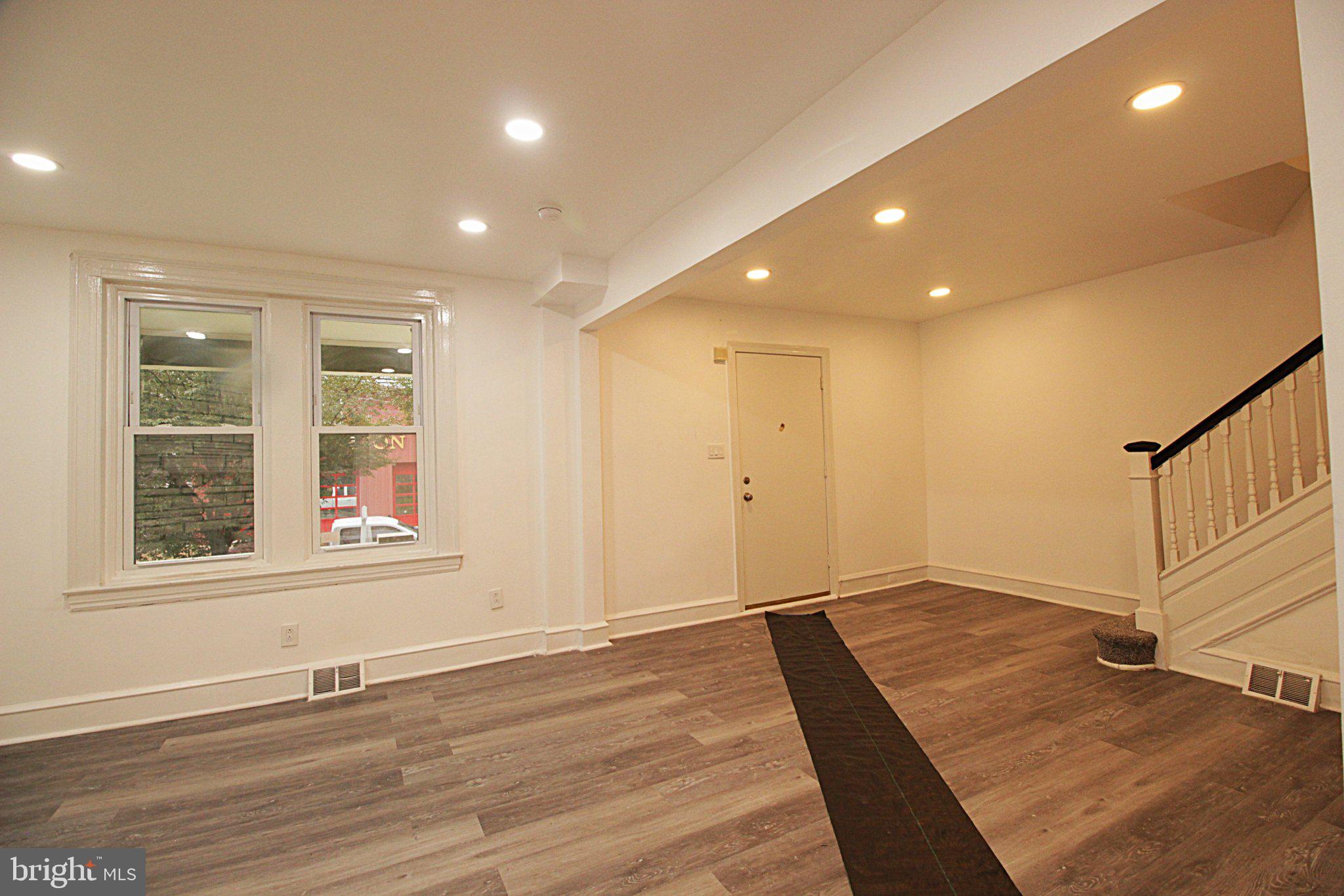 618 Post Road Marcus Hook, PA 19061 - Photo 12 of 31 Living Room