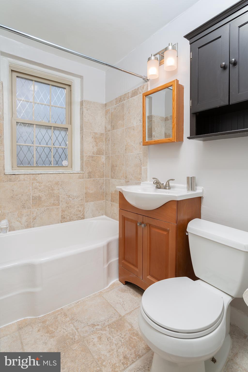2415 Ontario Road Northwest, Unit 101 Washington, DC 20009 - Photo 13 of 22 a bathroom with a toilet a sink and bathtub