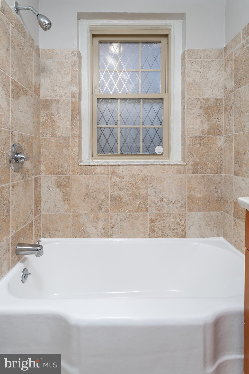 2415 Ontario Road Northwest, Unit 101 Washington, DC 20009 - Photo 14 of 22 a bathroom with a bathtub