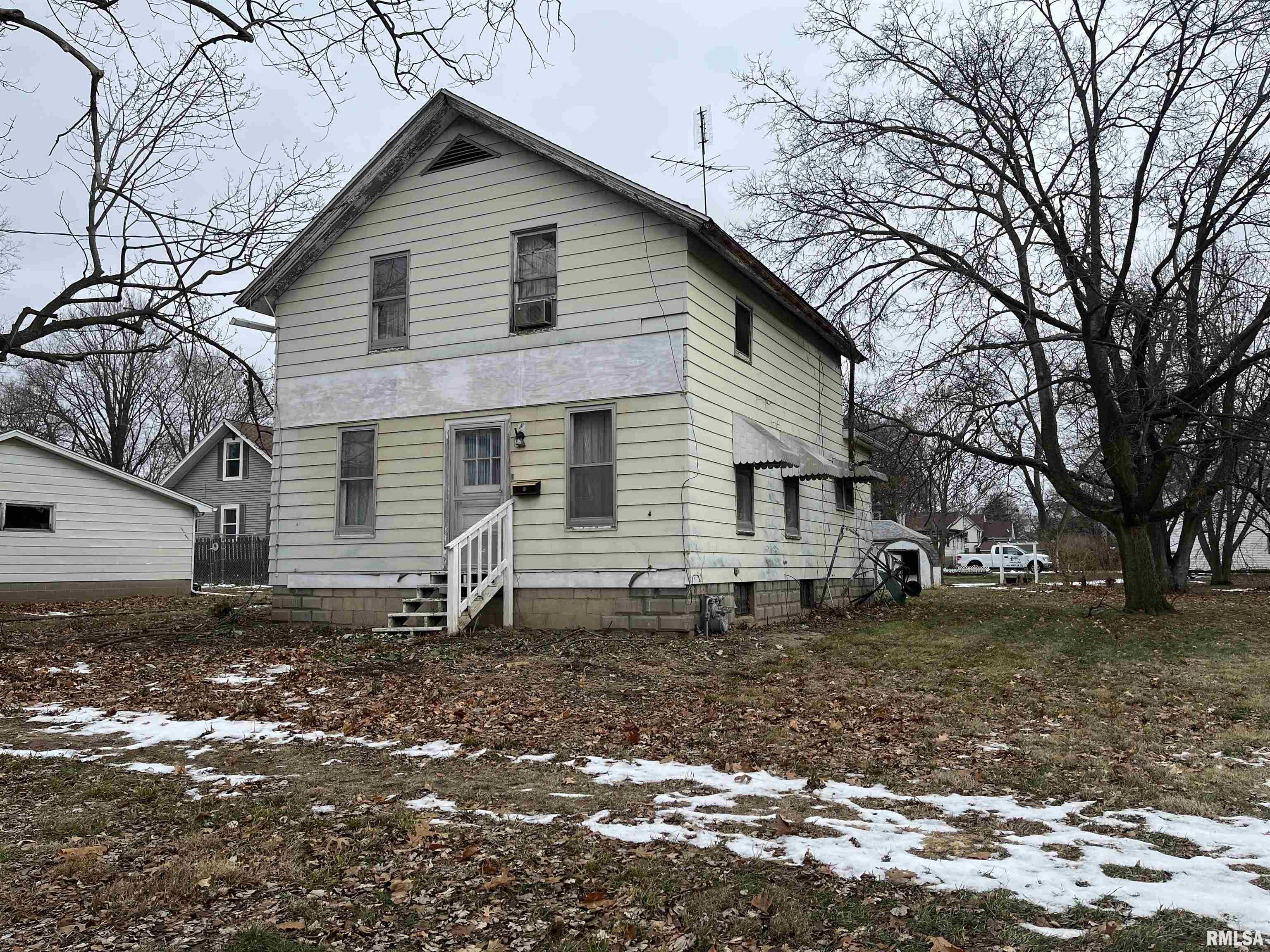 69 North Gold Street Farmington, IL 61531 - Photo 2 of 18