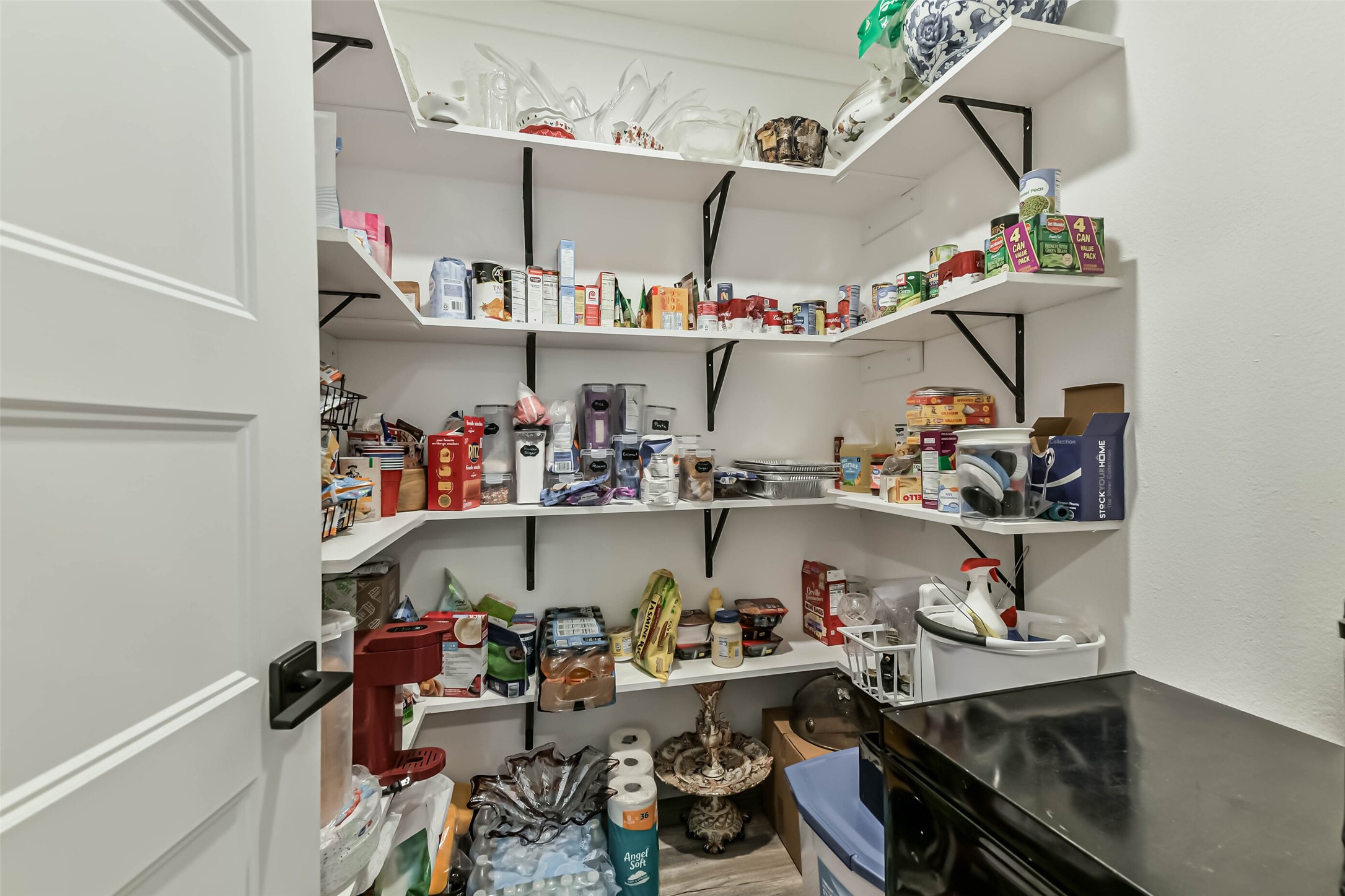 17700 Fregia Road Hull, TX 77564 - Photo 19 of 42 Enormous walk-in pantry!