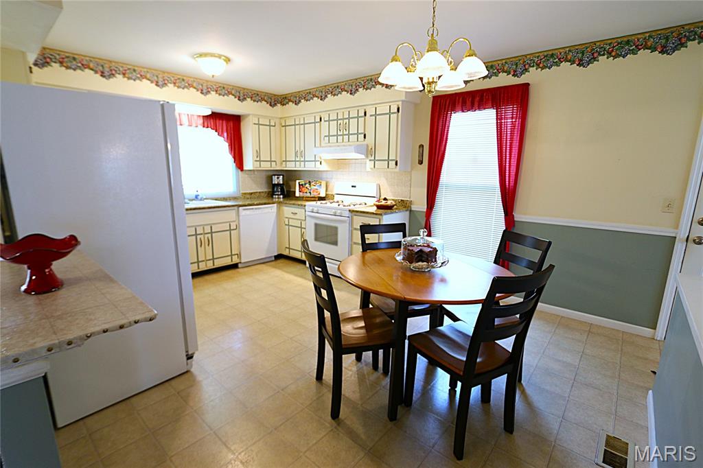 817 Green Ridge Lane St. Peters, MO 63376 - Photo 9 of 31