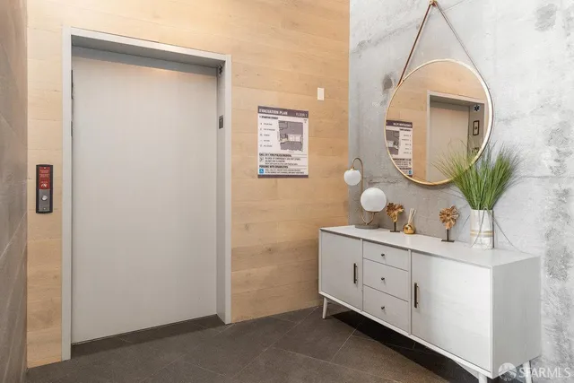 a view of entryway with patio