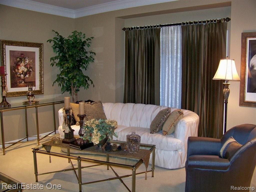 3641 Warwick Drive Rochester, MI 48309 - Photo 12 of 25 Living Room