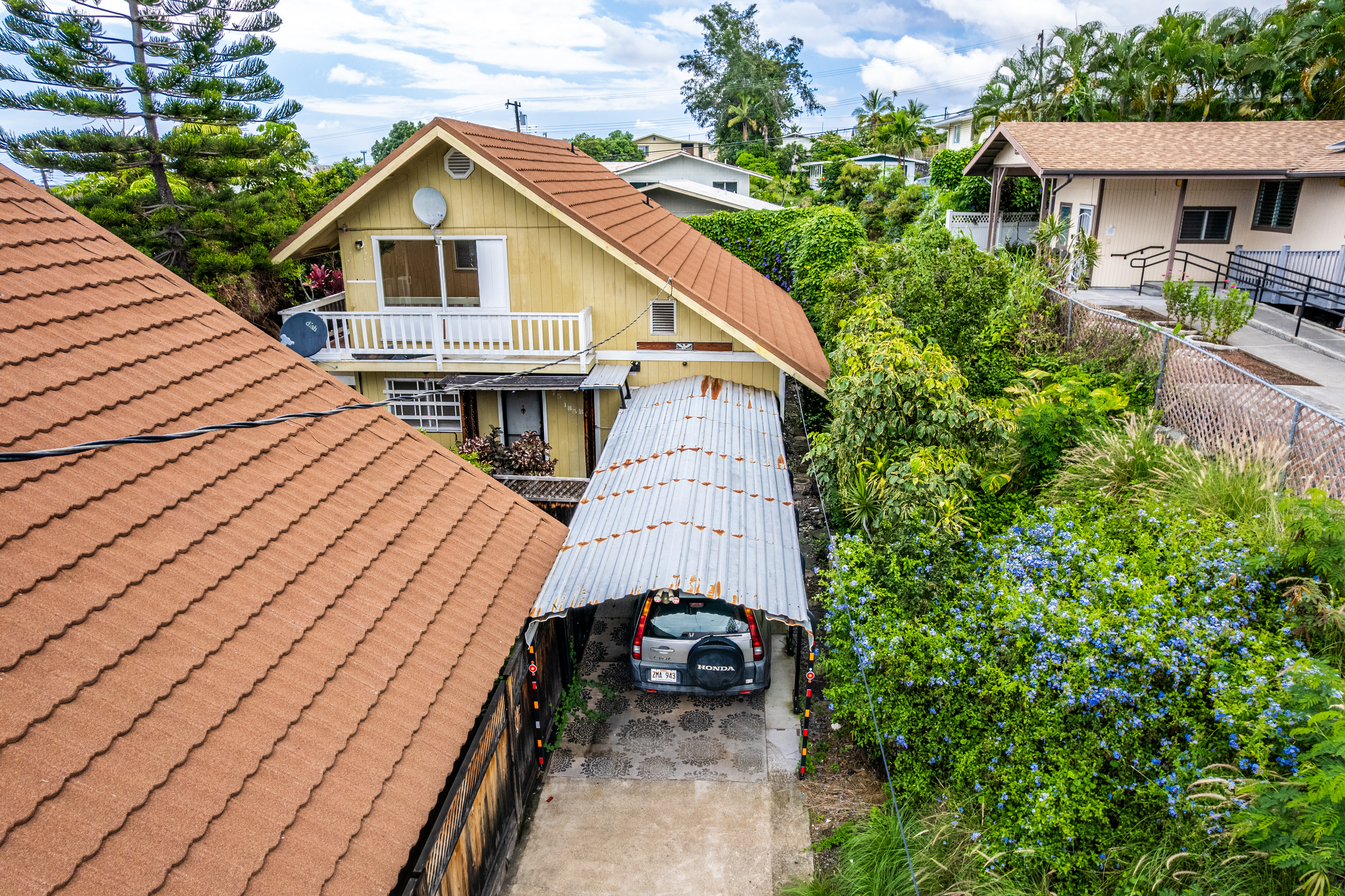 a view of a house with a yard