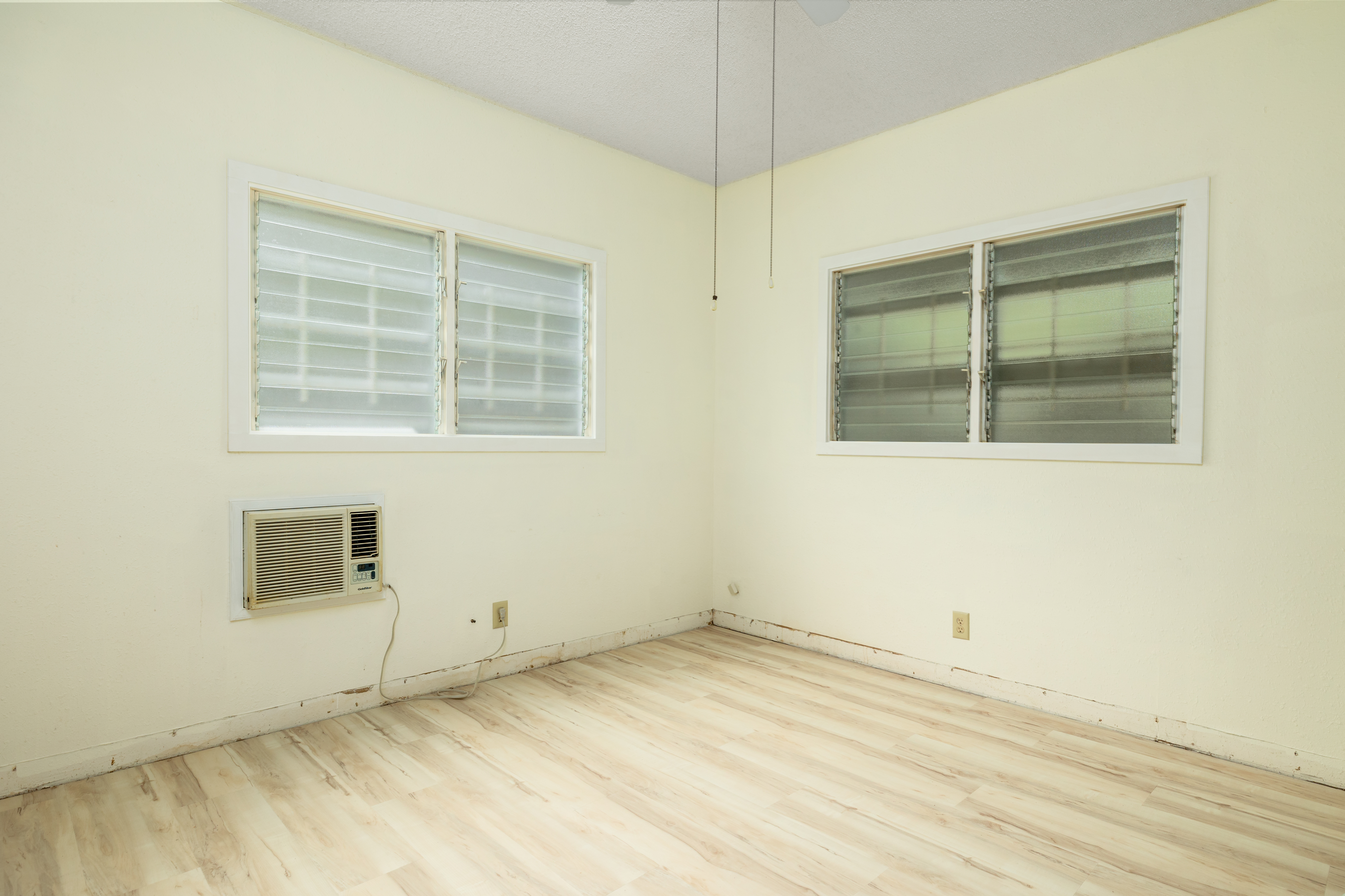 75-185-b Alakai Street, Unit B Kailua-Kona, HI 96740 - Photo 4 of 27 an empty room with a window