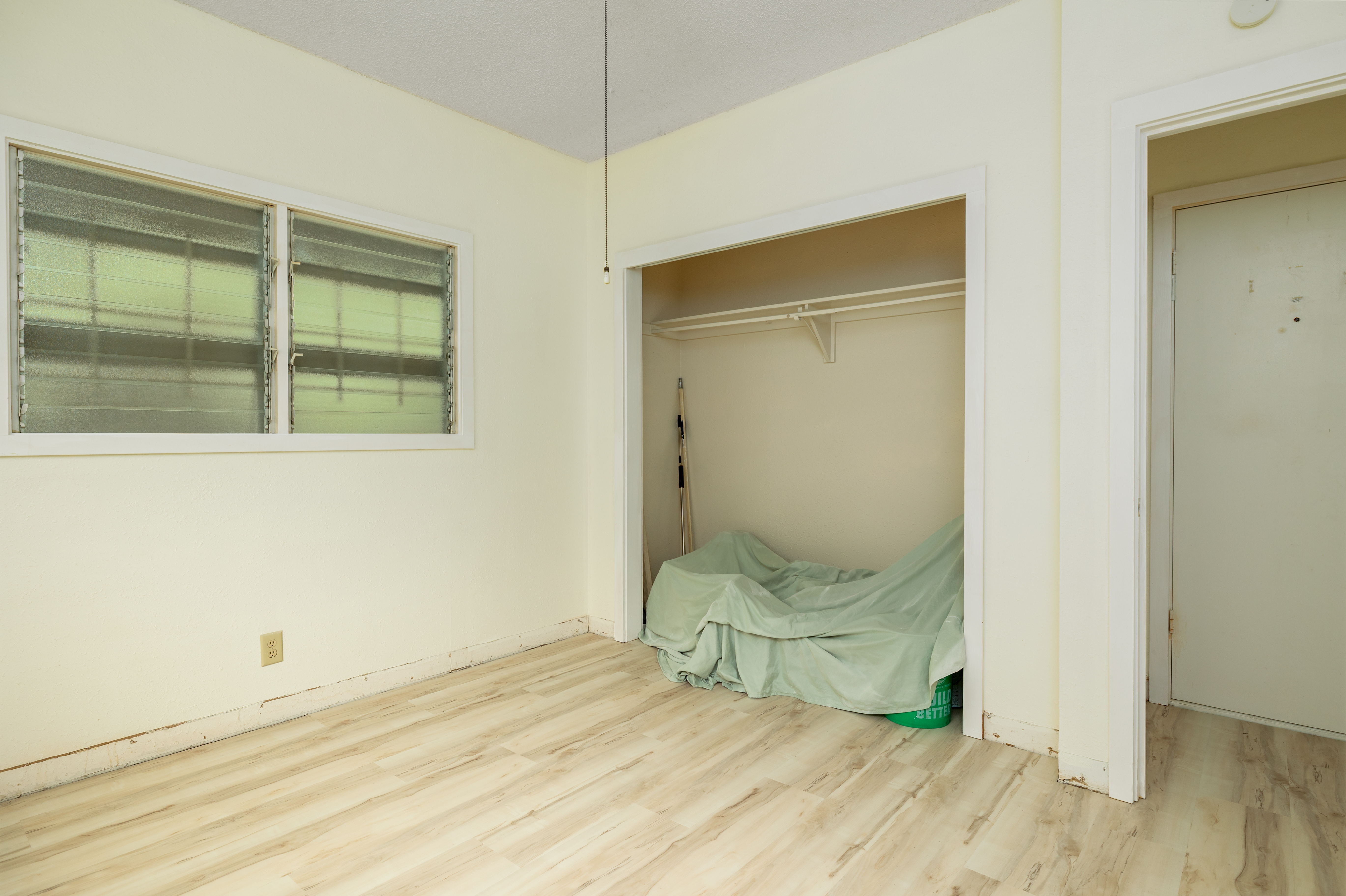 75-185-b Alakai Street, Unit B Kailua-Kona, HI 96740 - Photo 7 of 27 a room that has a bed and a window in it