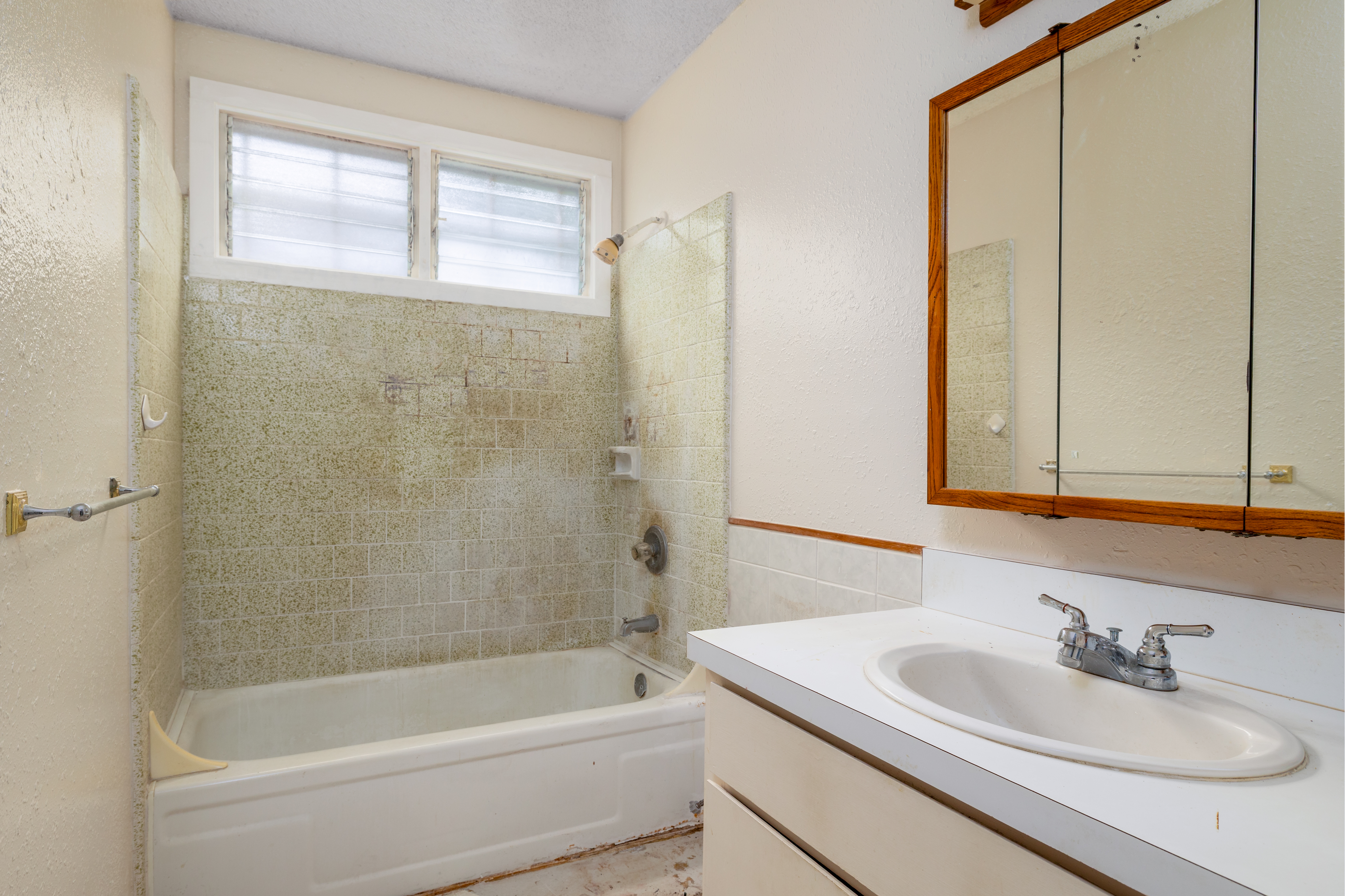 75-185-b Alakai Street, Unit B Kailua-Kona, HI 96740 - Photo 10 of 27 a bathroom with a sink a bathtub and a mirror
