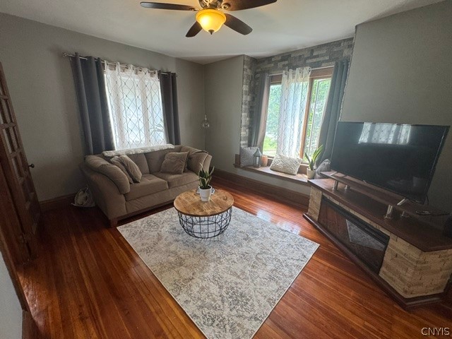454 Sayles Street Oneida, NY 13421 - Photo 9 of 28 Living room