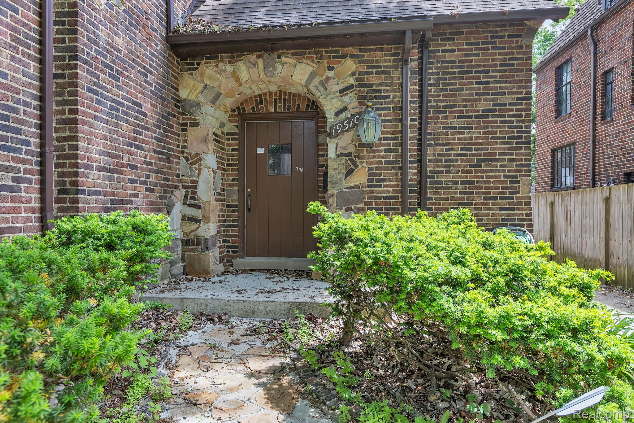 19510 Stratford Road Detroit, MI 48221 - Photo 4 of 45 Brick exterior featuring a stone archway surrounding the entryway