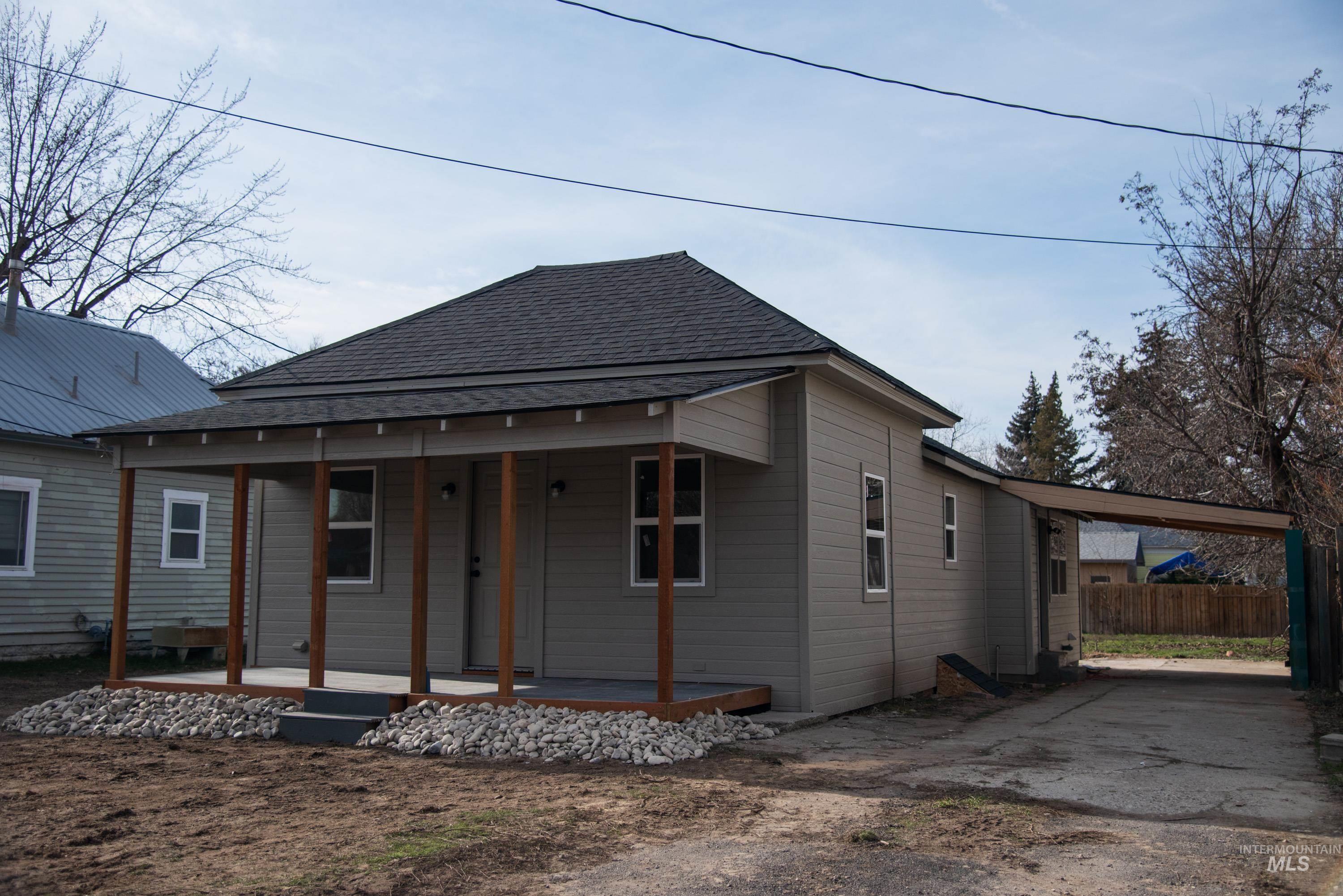907 North 7th Street Payette, ID 83661 - Photo 5 of 15 View of front facade with a shingled roof, driveway, a porch, and a carport