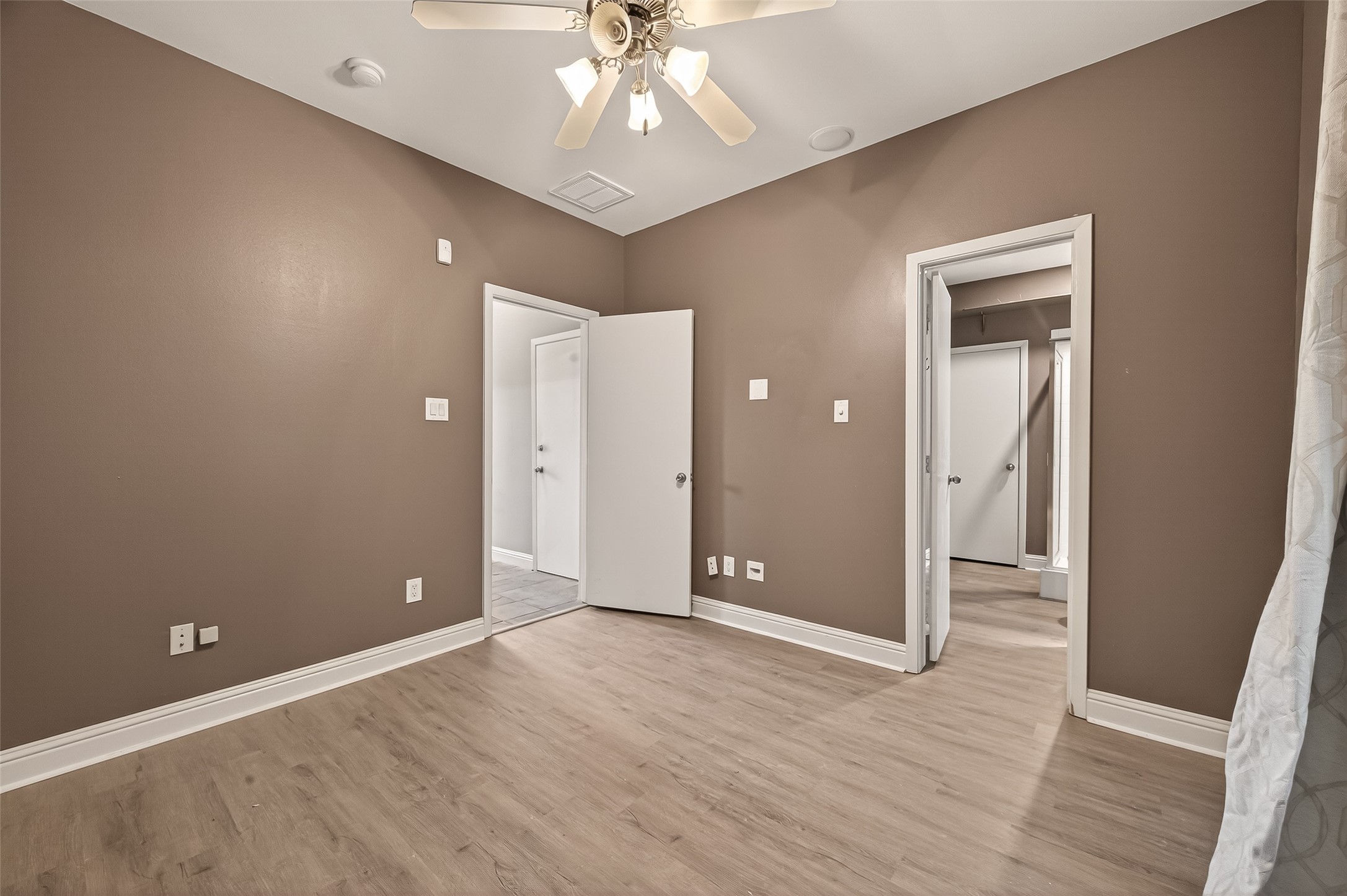 1107 St Charles Street Houston, TX 77003 - Photo 30 of 37 wooden floor and windows in an empty room