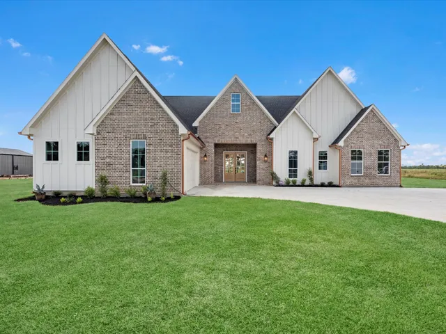 a view of a house with backyard and garden