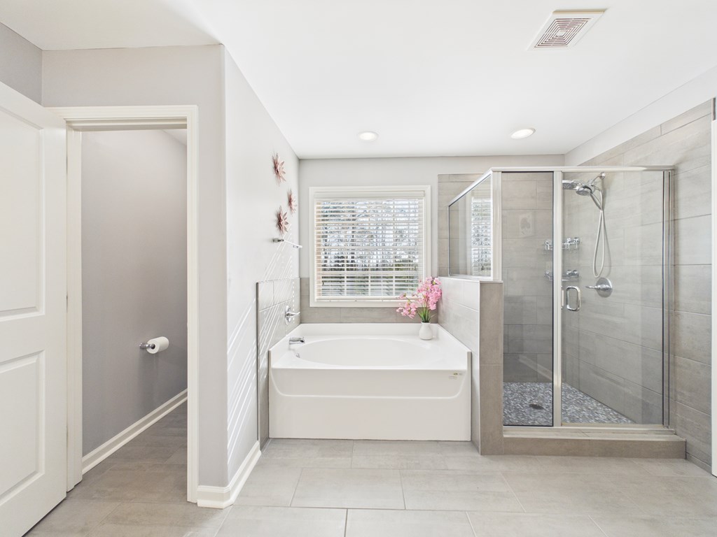 783 Sweetbay Parkway Hamilton, GA 31811 - Photo 25 of 46 a spacious bathroom with a tub shower and window