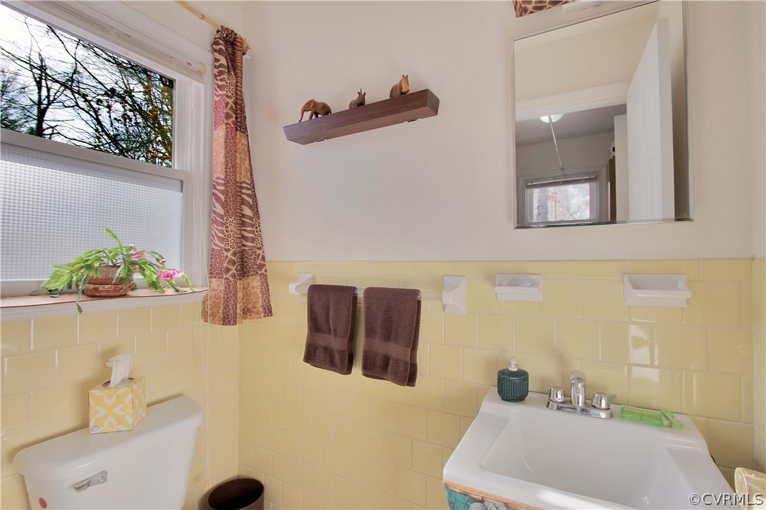 10009 Wycliff Road Chesterfield, VA 23236 - Photo 17 of 24 a bathroom with a sink and a mirror