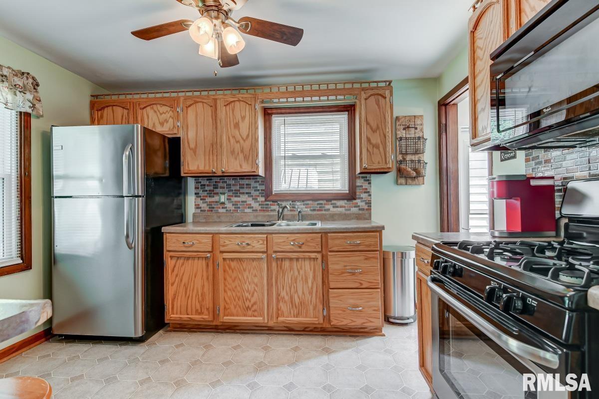 2052 North 22nd Street Springfield, IL 62702 - Photo 5 of 14
