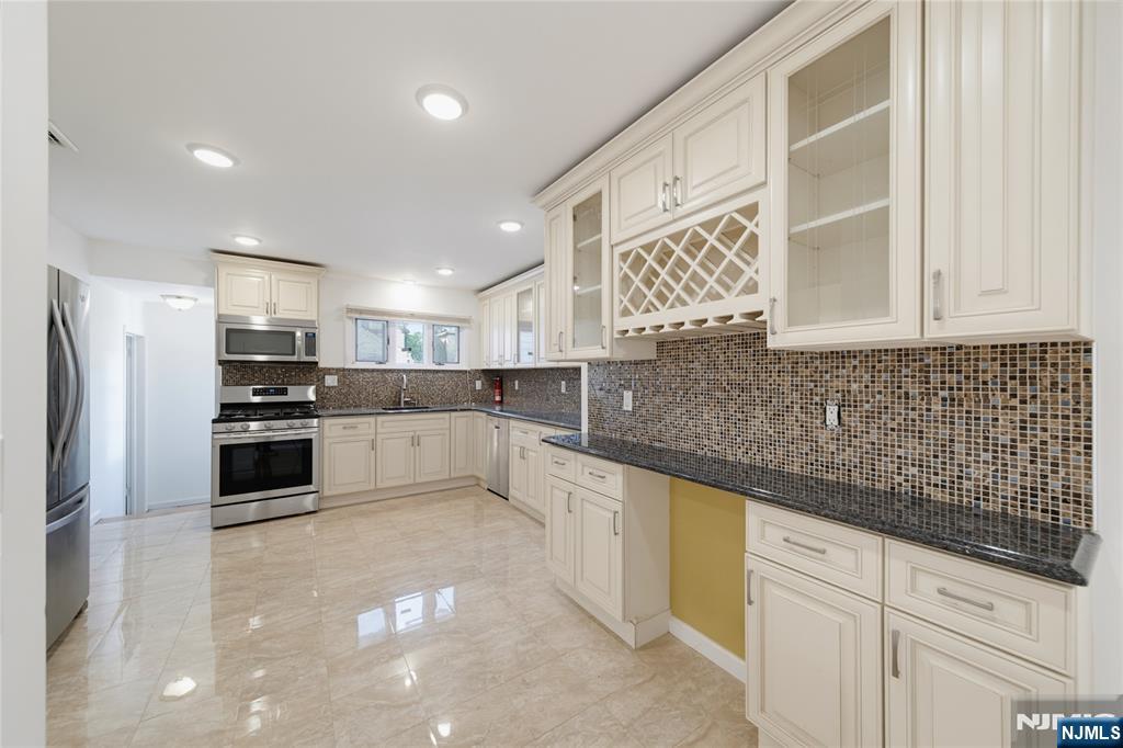495 Bluff Road Fort Lee, NJ 07024 - Photo 4 of 37 Gallery Image 4